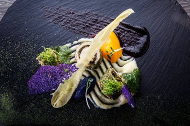 tepegörünümü closeup lüks otlar ile balık rulo süslenmiş