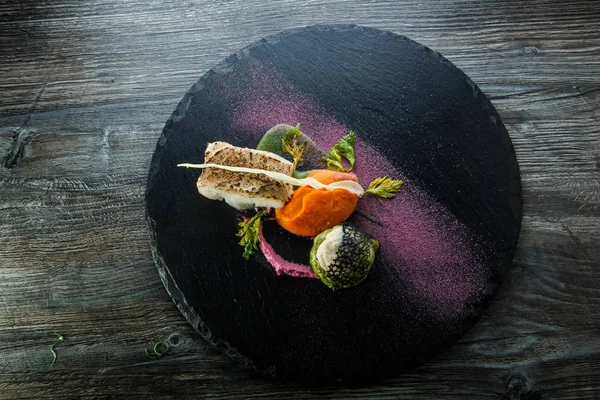 Puncak pandangan ikan laut putih panggang disajikan dengan puree wortel — Stok Foto