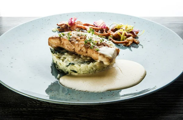 beyaz arka plan karşı pirinç ve sos ile kavrulmuş balık