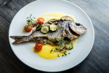 closeup fırında pişmiş balık dilimlenmiş pişmiş sebze ile servis