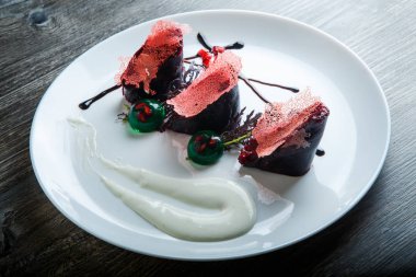 nar taneleri ile dekore haute mutfağı tatlı