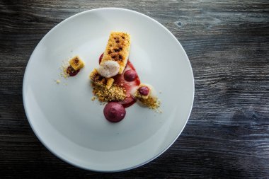 üst görünümü syrop dekorasyon ile lezzetli dilimlenmiş sünger kek