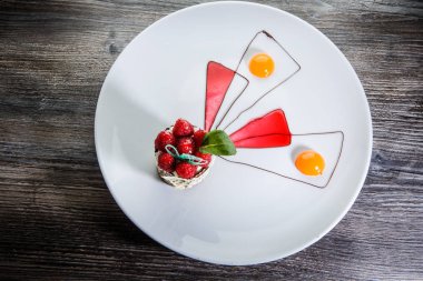 özel dekore çikolata ahududu krem dolum tatlı