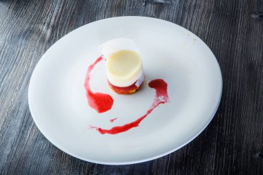 ince dekore edilmiş katmanlı berry ve krem mus tatlı