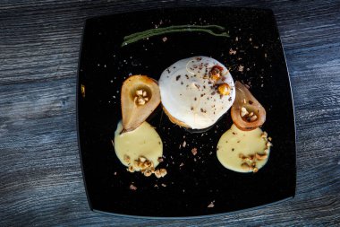 lezzetli güzel yemek tatlı ile modern siyah plaka üst görünümü