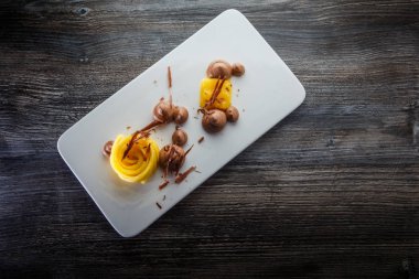 üst görünümü ince dekore meyve ve çikolata mus tatlı