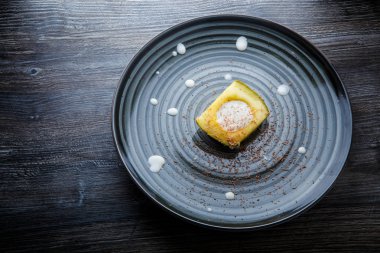 krema ve çikolata ile avokado yarım orijinal tatlı üst görünümü