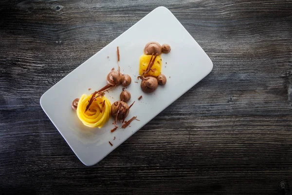 üst görünümü ince dekore meyve ve çikolata mus tatlı