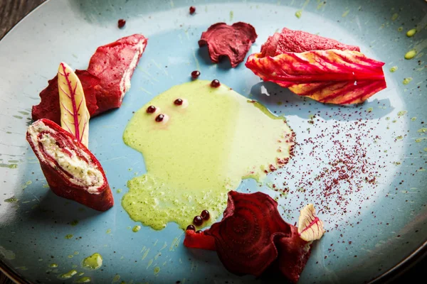 Loseup trendi piring irisan pancake merah diisi dengan keju cottage — Stok Foto