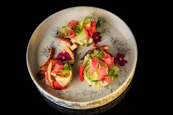 Sebze ve et ile ince dekore patates salatası üst görünümü — Stok fotoğraf