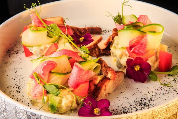 Salad kentang yang lezat dekorasi dengan baik dengan sayuran dan daging — Stok Foto