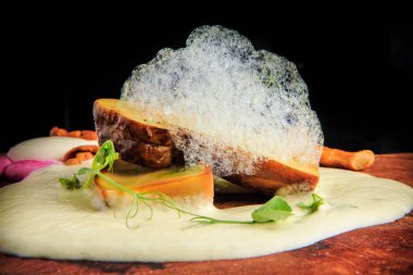 mantar ve soslar closeup modern dekore restoran meze