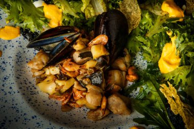 çeşitli deniz ürünleri ve salata yaprakları üst görünümü yakın çekim lezzetli meze