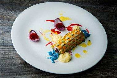 aslında kıyma ile doldurulmuş sebze rulo dekore