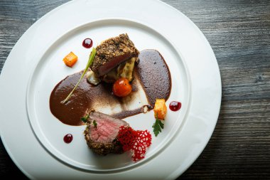 üst görünüm closeup özel dekore edilmiş yarı çiğ ızgara et parçaları