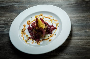 patates garnitür ve kırmızı soğan ile lezzetli ızgara et parçaları