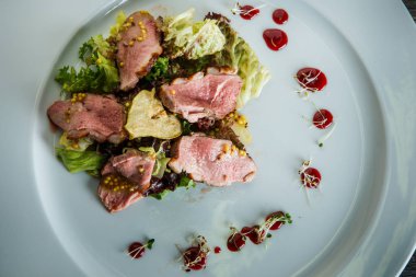 prosciutto ile üst görünümü closeup lezzetli taze sezar salatası