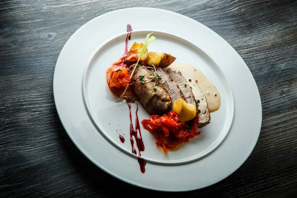 구운 야채와 맛있는 슬라이스 구운 고기 — 스톡 사진