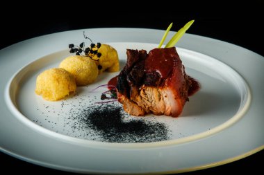 patates topları ve sos ile üst görünümü closeup lezzetli et