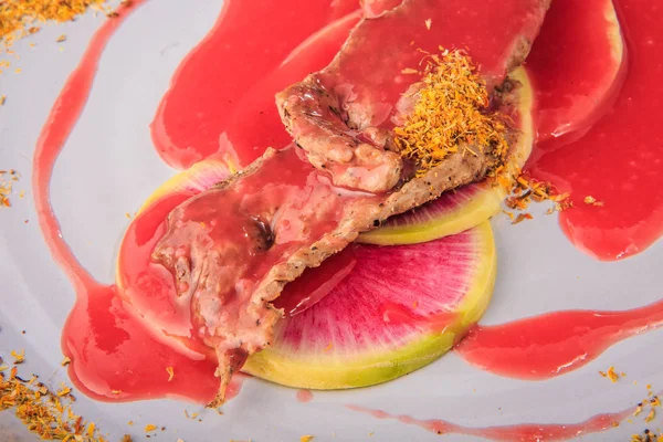 Top view closeup irisan daging lezat dengan saus merah dan rempah-rempah — Stok Foto