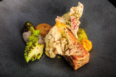 sos ve sebze ile üst görünüm makro modern et yemeği