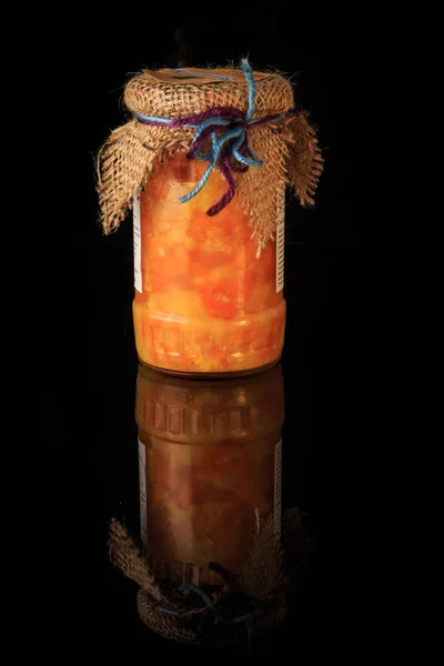 Enkele hoge glazen pot van smakelijke zelfgemaakte gele fruit jam Stockfoto