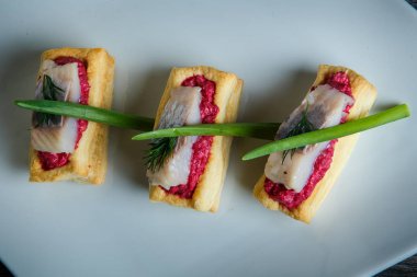 ringa parçaları ve yeşil soğan ile üst görünümü closeup aperatifler