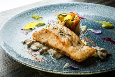 yakın çekim kavrulmuş deniz balık biftek kızarmış mantar servis