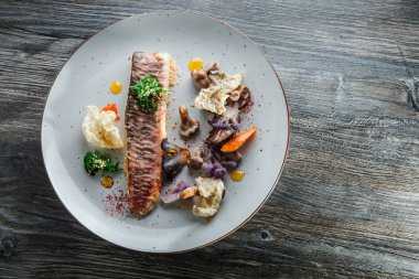 nefis dekore kızarmış balık fileto ve sebze üst görünümü