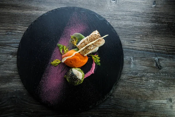 Vista superior de pescado blanco asado servido con puré de zanahoria —  Fotos de Stock