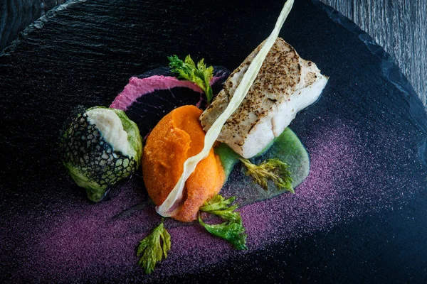 Top view macro panggang ikan putih disajikan dengan puree wortel — Stok Foto