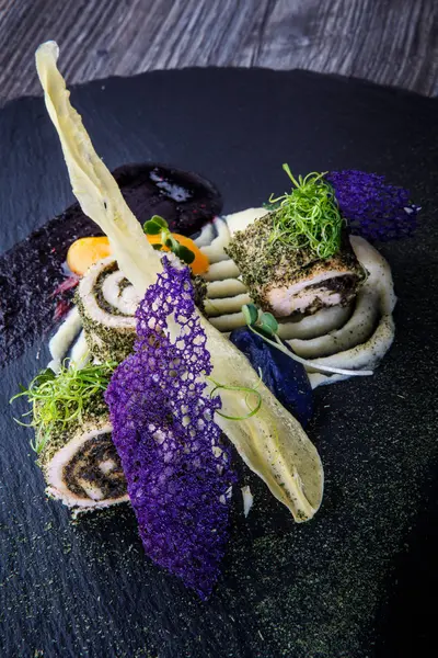 Dekorasi mewah ikan gulung diisi dengan herbal — Stok Foto