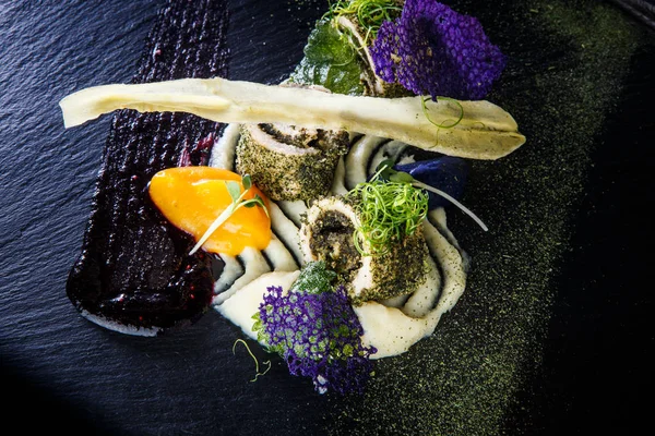 Primo piano moderno decorato rotoli di pesce farcito con erbe — Foto Stock