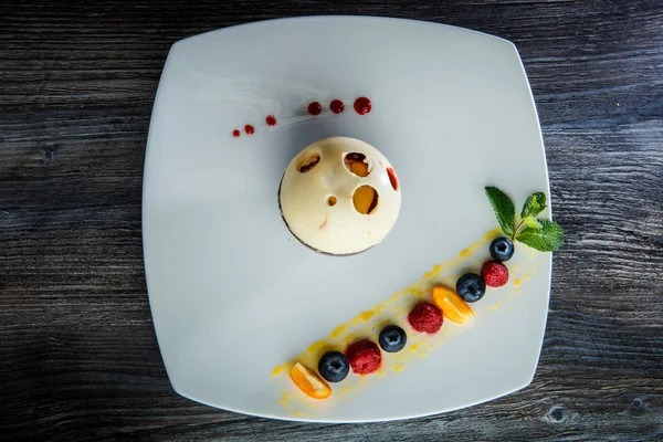 çilek ile zarif çikolata topu tatlı üst görünümü