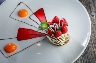 closeup modern dekore çikolata kremaa ahududu tatlı