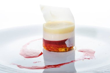 closeup ince dekore edilmiş berry ve krem mus tatlı