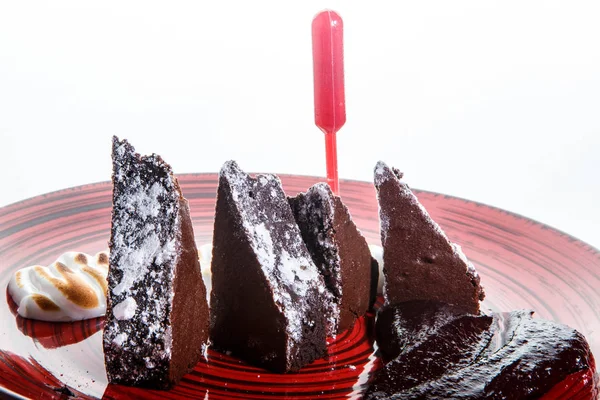 beyaz şeker tozu ile closeup dilimlenmiş ev yapımı brownie kek