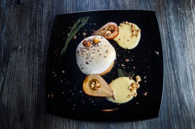 karamelize armut yarıya ile lezzetli kremalı bisküvi kek üst görünümü