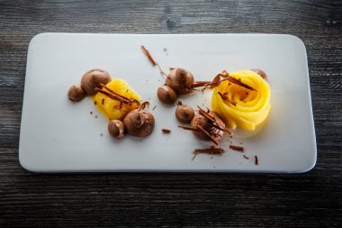 üst görünümü closeup ince dekore meyve ve çikolata mus tatlı