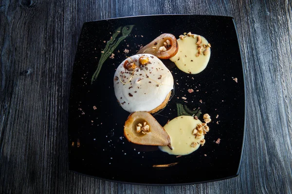 karamelize armut yarıya ile lezzetli kremalı bisküvi kek üst görünümü