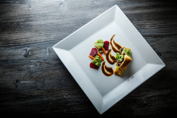 Blick von oben auf Restaurant Gericht aus in Teig gebackenem Fleisch mit Pilzen — Stockfoto