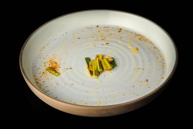 sağlıklı yeşil bambu dilimleri ince çeşitli otlar ile dekore