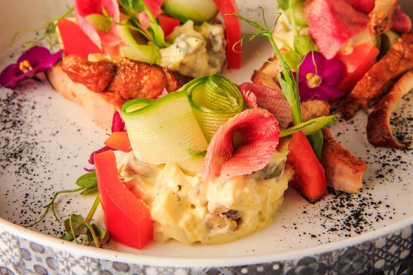 Salad kentang closeup halus dihiasi dengan sayuran dan daging — Stok Foto