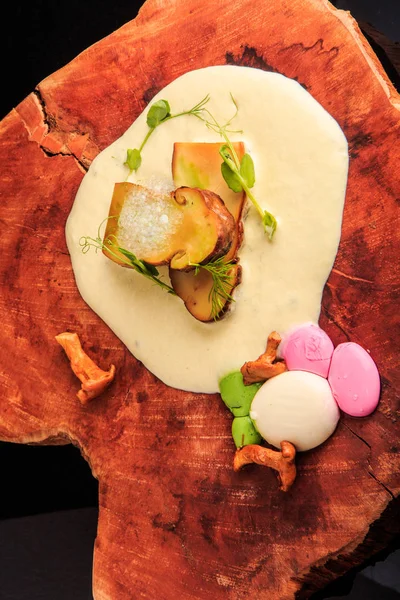 Tampilan vertikal di restoran indah appetizer jamur dan saus — Stok Foto