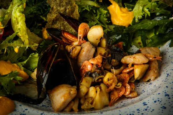 çeşitli deniz ürünleri ve salata yaprakları closeup lezzetli restoran çanak