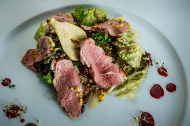 prosciutto ile üst görünümü closeup taze sezar salatası