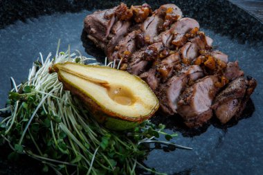 ızgara armut yarısı ile closeup kavrulmuş sığır eti dilimleri