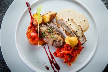 üst görünüm ızgara sebze ile dilimlenmiş pişmiş et