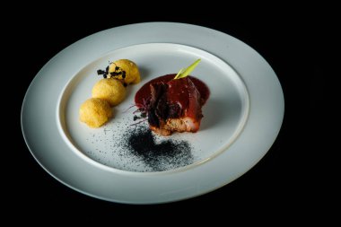 patates topları ve kırmızı sos ile kavrulmuş et büyük parça