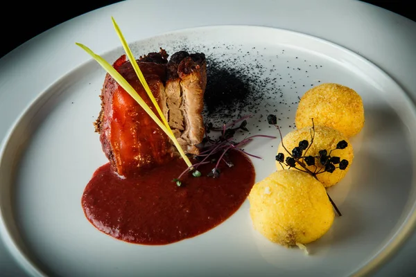 Arriba ver primer plano sabrosa carne con bolas de patata y salsa roja — Foto de Stock